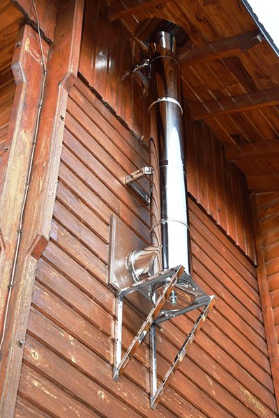 RVS schoorsteen op een oude schuur met dakdoorvoer