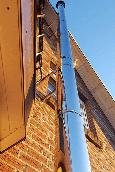 RVS schoorsteen van 150 mm binnendiameter met ruime afstand tot de muur